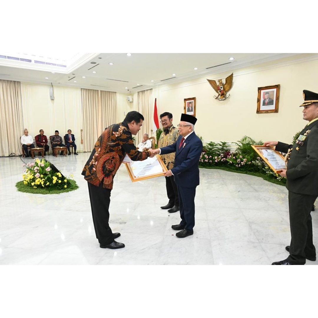Bupati Lampung Tengah menerima Penghargaan Adhikarya Pertama Pembangunan Pertanian 