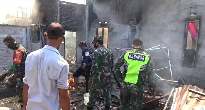 Polsek Limau Bersama TNI Bantu Pemadamaan dan Identifikasi Peristiwa Kebakaran